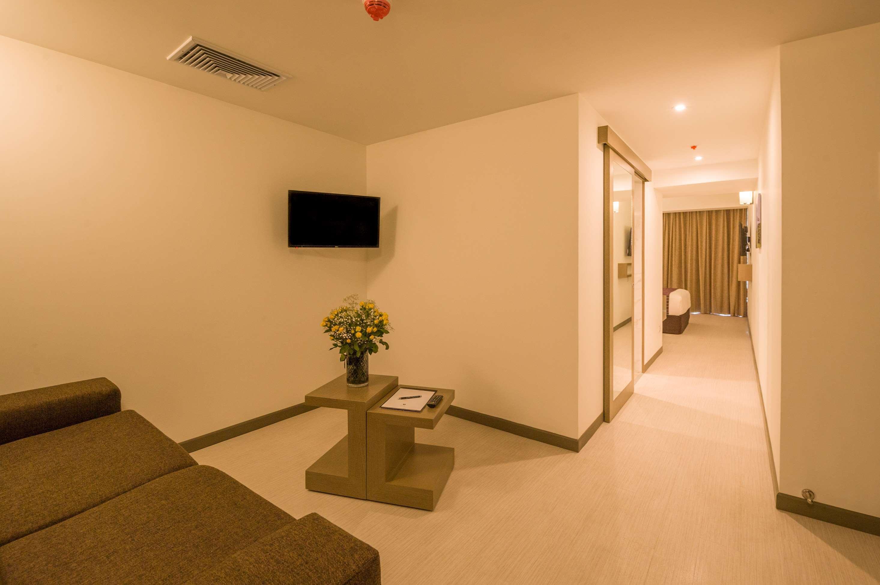 Best Western Posada Royale Hotel & Suites Simi Valley Exterior photo